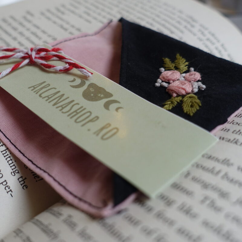 Page Hugger Brodat – Un Mărțișor care Îmbrățișează Poveștile